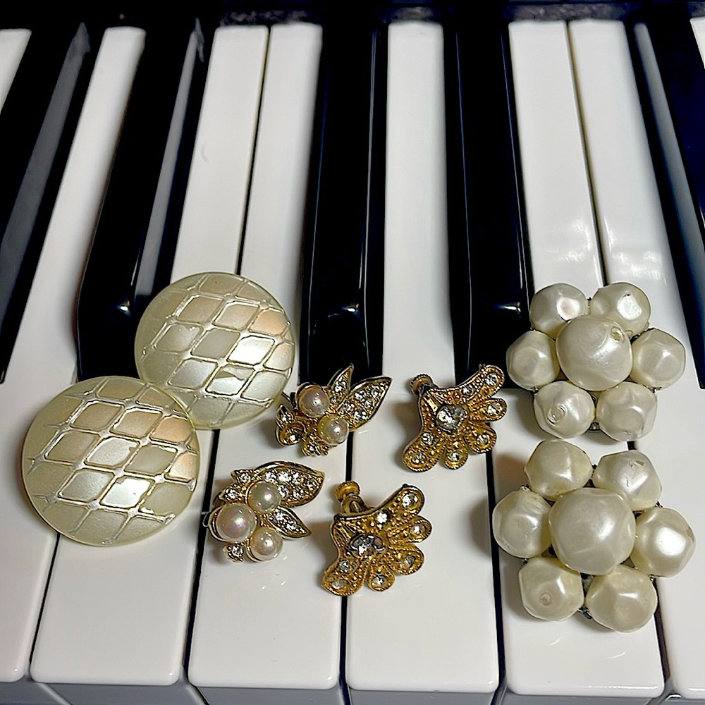 Mini lot of four pair of vintage earrings